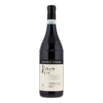 Over deze wijn
De heuvels met de Barbera-druiven voor deze wijn liggen in de Roero . De ligging van de wijngaarden is zuid/zuidwest op zo'n 200-300 meter boven zeeniveau. De ondergrond is voornamelijk samengesteld uit klei en kalk. Het resultaat is een intens rode wijn met een paarse gloed. In de neus zeer aangename aroma's van kersen en bramen. De smaak is zacht en doet denken aan jam van pruimen. De afdronk is lang en kruidig.

Sinds 1670 heeft de familie Negro wijngaarden in Roero. In de wonderschone heuvels van Piëmonte wijden ze hun leven aan het maken van prachtige wijnen van de witte druiven Favorita (Vermentino) en Arneis en de rode druivensoorten Nebbiolo, Barbera, Bonarda, Brachetto en Dolcetto. Momenteel bezitten ze 60 hectare wijngaard, verdeeld over verschillende percelen: o.a. de wijngaarden bij het historische familielandgoed Perdaudin in Monte Roero: de wijngaard San Vittore in Canale en Basarin in Neive. De wijndruiven groeien op de meest zonnige heuvels op kalkhoudende alluviale gronden die van heuvel tot heuvel verschillen. De verschillende terroirs en het microklimaat in de verschillende wijngaarden dragen bij tot rijke en smaakvolle wijnen.

De vele prijzen die deze karaktervolle wijnen hebben gewonnen, staan op het conto van Giovanni Negro. Hij wijdt zich met grote passie aan het nóg beter maken van de wijnen omdat het altijd nóg beter kan, vindt hij. Maar dat doet hij niet alleen. De hele familie doet mee: zijn zoon Gabriele is verantwoordelijk voor de wijngaarden; Angelo maakt samen met zijn vader de wijn; dochter Emanuela is verantwoordelijk voor de exportmarkt; Giuseppe voor de Italiaanse markt en zijn vrouw Marisa ontvangt bezoekers in de wijnkelder Santa Anna in Monteu Roero.

De geschiedenis van de Azienda Agricola Negro Angelo e Figli begon in 1670 toen Giovanni Dominico Negro de eigenaar was van wat nu het Perdaudin landgoed heet, een huis met een oven, een dorsvloer, een kelder en omringd door wijngaarden. Momenteel ligt het hart van het familiebedrijf in de Cascina Riveri wijnkelder in het kleine gehucht S. Anna. Hier worden de wijnen gemaakt. Daar is ook het wijnproeflokaal waar gasten de wijnen kunnen proeven en de mensen kunnen ontmoeten die de wijnen maken.

Land van herkomst: Italie
Druiven: Barbera
Serveertemperatuur: 16 - 18 °C
Houtlagering: 10 maand Frans eiken
Gerechten: Stoofvlees, paddestoelen risotto, truffel gerechten, gegrild rood vlees.
Wijnhuis: Azienda Agricola NEGRO Angelo & Figli
Appellation: d'Alba
Alcohol: 15.0
Smaak: Kruidig
Subgroep: Rode wijn

<strong>€25,99</strong>