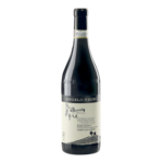 Over deze wijn
De heuvels met de Nebbiolo-druiven voor deze wijn liggen in de Roero. De wijnstokken staan daar aangeplant op een zanderige ondergrond, waardoor de wijn iets vriendelijker overkomt. De oogst vindt plaats in de maand oktober. De vergisting geschiedt gedurende 20 dagen geheel op traditionele wijze, daarna volgt rijping op eikenhouten vaten. Het resultaat is een granaat rode wijn met veel structuur en mooie tannines. In de neus aangename aroma's van rood fruit, viooltjes, balsamico en aardse tonen. De wijn is elegant en vol van smaak met zijdezachte tannines en een lange afdronk.

Sinds 1670 heeft de familie Negro wijngaarden in Roero. In de wonderschone heuvels van Piëmonte wijden ze hun leven aan het maken van prachtige wijnen van de witte druiven Favorita (Vermentino) en Arneis en de rode druivensoorten Nebbiolo, Barbera, Bonarda, Brachetto en Dolcetto. Momenteel bezitten ze 60 hectare wijngaard, verdeeld over verschillende percelen: o.a. de wijngaarden bij het historische familielandgoed Perdaudin in Monte Roero: de wijngaard San Vittore in Canale en Basarin in Neive. De wijndruiven groeien op de meest zonnige heuvels op kalkhoudende alluviale gronden die van heuvel tot heuvel verschillen. De verschillende terroirs en het microklimaat in de verschillende wijngaarden dragen bij tot rijke en smaakvolle wijnen.

De vele prijzen die deze karaktervolle wijnen hebben gewonnen, staan op het conto van Giovanni Negro. Hij wijdt zich met grote passie aan het nóg beter maken van de wijnen omdat het altijd nóg beter kan, vindt hij. Maar dat doet hij niet alleen. De hele familie doet mee: zijn zoon Gabriele is verantwoordelijk voor de wijngaarden; Angelo maakt samen met zijn vader de wijn; dochter Emanuela is verantwoordelijk voor de exportmarkt; Giuseppe voor de Italiaanse markt en zijn vrouw Marisa ontvangt bezoekers in de wijnkelder Santa Anna in Monteu Roero.

De geschiedenis van de Azienda Agricola Negro Angelo e Figli begon in 1670 toen Giovanni Dominico Negro de eigenaar was van wat nu het Perdaudin landgoed heet, een huis met een oven, een dorsvloer, een kelder en omringd door wijngaarden. Momenteel ligt het hart van het familiebedrijf in de Cascina Riveri wijnkelder in het kleine gehucht S. Anna. Hier worden de wijnen gemaakt. Daar is ook het wijnproeflokaal waar gasten de wijnen kunnen proeven en de mensen kunnen ontmoeten die de wijnen maken.

Land van herkomst: Italie
Druiven: Nebbiolo
Serveertemperatuur: 16 - 18 °C
Houtlagering: 20 maanden barrique
Gerechten: Rood vlees in rijke saus, langzaam gegaard varkensvlees, ham, gedroogde worst, gegrilde kip.
Wijnhuis: Azienda Agricola NEGRO Angelo & Figli
Appellation: Roero
Alcohol: 15.0
Smaak: Stevig
Subgroep: Rode wijn

<strong>€25,99</strong>