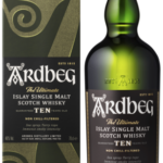 Al meer dan tweehonderd jaar wordt Ardbeg whisky gemaakt op het kleine, afgelegen Schotse eiland Islay (eye-lah). Een wilde en ongetemde plek waar Keltische monniken schuilden voor rovende Noormannen en waar smokkelaars hun illegale ‘aquavitae’ verscheepten vanaf Ardbegs ruige rotskusten. Er zijn vele voortreffelijke Ardbeg whisky’s geweest door de jaren heen, maar kenners en liefhebbers blijven terugkeren bij de veelvuldig bekroonde kern van het merk, de Ten Years Old. Een onmiddellijk succes bij whiskykenners en turfliefhebbers wereldwijd bij de lancering in 2000 en Ardbeg Ten Years Old is sindsdien niet uit de top weggeweest. Deze zwaar geturfde whisky (50 ppm fenolen) heeft een verrassende ‘peaty paradox’. Door een extra reflux mechanisme op de distilleerketel krijgt de whisky een fruitigzoete lichtheid en zuiverheid die voor een perfecte balans zorgt. Een intens en langdurig genot voor de zintuigen! Kleur: Licht goud. Geur: Een uitbarsting van intens rokerig fruit – turf met licht scherpe citrus, verpakt in wasachtige donkere chocola. Menthol en zwarte peper doorsnijden deze zoete rokerigheid. Als je je neus dieper in het glas steekt ruik je gerookte vis en bacon samen met groene paprika, ananas en peer. Toevoeging van water creëert een vortex aan aroma’s. Je ruikt de koele mineralige geur van de oceaan en opspattend water op de kliffen gevolgd door wasachtige citroen en limoen, kolen en teer met op de achtergrond de verwarmende geuren van vanille, kaneel, hazelnoot en toffee. Smaak: Een opvolging van smaakexplosies in je mond: turf met wat bijtende citrus, zwarte peper en kaneeltoffee. Dit wordt gevolgd door een golf van pekel, romige melk en rijpe bananen en bessen. De rokerigheid vult langzaam de mond met hints van romige cappuccino en marshmallows. Naarmate de smaak zich voortzet en verdiept bedekken droge espresso, zoethout en teerachtige rook het palet met een olieachtig laagje.

Soort
Malt
Inhoud - % Vol
70CL - 46,00%
Smaak
Turf, Rokerig, Drop en Lange Afdronk
Land
Schotland

