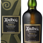 Al meer dan tweehonderd jaar wordt Ardbeg whisky gemaakt op het kleine, afgelegen Schotse eiland Islay (eye-lah). Een wilde en ongetemde plek waar Keltische monniken schuilden voor rovende Noormannen en waar smokkelaars hun illegale ‘aquavitae’ verscheepten vanaf Ardbegs ruige rotskusten. Ardbeg Uigeadail is een speciale blend waarbij de distillery manager diverse Ardbeg malts van verschillende leeftijden en opvoedingen mengt. De gebruikte malts zijn deels gerijpt op Amerikaans eiken bourbonvaten en deels op Oloroso sherryvaten en brengen zo Ardbegs traditionele diepe rokerige tonen samen met zinnelijke, rozijnzoete aroma’s. De schitterend gelaagde whisky is vernoemd naar Loch Uigeadail, het meer op Islay waaruit Ardbeg haar water haalt. Uigeadail is Gaelisch voor ‘donker en mysterieus’. Kleur: Donker gebronsd goud. Geur: Rijk en zwaar met rokerige aroma’s. Deze expressie van Ardbeg is zowel intens van smaak als perfect geïntegreerd. Het initiële aroma is een aantrekkelijke mix van warme Christmas cake, walnotenolie en viooltjes, vermengd met de frisheid van de oceaan en dennennaalden. Een smeulend kolenvuurtje en de geur van geolied leer brengt warmte en de zoetheid van toffee en chocoladerozijnen balanceert de rokerigheid. Met water neemt de intensiteit van de rook toe en ruik je een vleugje motorolie. Bessen, warme banaan en walnotenbrood vergezellen de geur van mokka-espresso. Smaak: Vol van smaak en met een rijke textuur. Een intrigerend samenspel tussen zoet, kruidig en rokerig. De smaak is in eerste instantie zoet maar krijgt wordt gevolgd door een rokerig-kruidige uitbarsting van winterse specerijen, gepareerd door met honing geglaceerd gerookt voedsel en taaie karamel. De diepe tonen van rook vullen in golven de mond zoals een goede Montecristo sigaar.

Soort
Malt
Inhoud - % Vol
70CL - 54,20%
Land
Schotland


