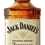 Jack Daniel's Tennessee Honey is ideaal als je op zoek bent naar een nog niet ontdekte smaak van Jack Daniel's of wanneer je graag wilt genieten van whiskey, maar de smaak wellicht nog te overweldigend vindt. Jack Honey zette flavoured whiskey in Nederland op de kaart en groeide niet voor niets uit tot de populairste whiskey met smaak in Nederland. Je drinkt Jack Daniel's Tennessee Honey neat, on-the-rocks, of in de verfrissende whiskey highball Honey & Lemonade. 

Soort
Flavoured Whisky
Inhoud - % Vol
70CL - 35,00%
Smaak
Vol en Honing
Land
Verenigde Staten

<strong>€28,99</strong>