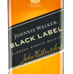 De kenmerkende blend van meer dan 30 malt- en graanwhisky's uit heel Schotland maakt Johnnie Walker Black Label tot een van de best verkopende Scotch-whisky's ter wereld. Deze whisky is geliefd bij het koningshuis en heeft John Walker & Sons geholpen bij het verkrijgen van een Hofleverancierslabel, dat het vandaag de dag nog heeft. Johnnie Walker Black Label wordt gezien als 'de Everest van de luxe whisky's' en heeft wereldwijd veel prijzen gewonnen. De blend van whisky's die langer dan 12 jaar gerijpt zijn zit vol donkere vruchten, zoete vanille en een kenmerkende rokerigheid en danst over je tong. De volle, complexe kunst van de blender om een ronde, smaakvolle whisky te produceren is duidelijk te proeven. Met ijs of in de mix met ginger ale in een longdrinkglas serveren. Johnnie Walker Black Label is een uitmuntende whisky waarvan je thuis kunt genieten met vrienden of familie en die altijd goed ontvangen wordt als geschenk voor die speciale gelegenheid.

Soort
Blend
Inhoud - % Vol
70CL - 40,00%
Smaak
Ziltig, Rozijnen en Mandarijn
Land
Schotland

