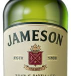 De combinatie van 'pot still' whiskey en 'fine grain' whiskey maken deze Jameson heerlijk veelzijdig van smaak. In de subtiele blend proef je tonen van kruiden, noten, vanille en een hint van zoete sherry. Doordat de drank drie keer gedistilleerd wordt, ontstaat een milde, zachte whiskey die zeer geschikt is om puur te drinken. Maar Jameson  leent zich ook perfect voor bijvoorbeeld een whiskey mix ginger ale of een  Jameson whiskey sour cocktail . Al in 1780 legde John Jameson in de Bowstreet Distillery in Dublin de basis voor zijn whiskey, die zou uitgroeien tot 's werelds meest favoriete Ierse whiskey. Zijn motto hierbij was 'Sine Metu', wat 'zonder vrees' betekent en nog steeds vermeld staat op iedere fles Jameson.

